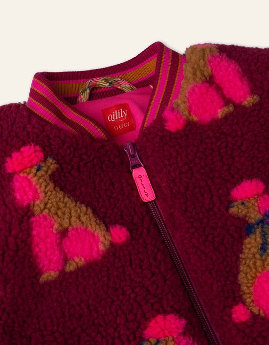 Detail van bordeaux fleece bomberjack met poedelprint. Rits met bedeltje.