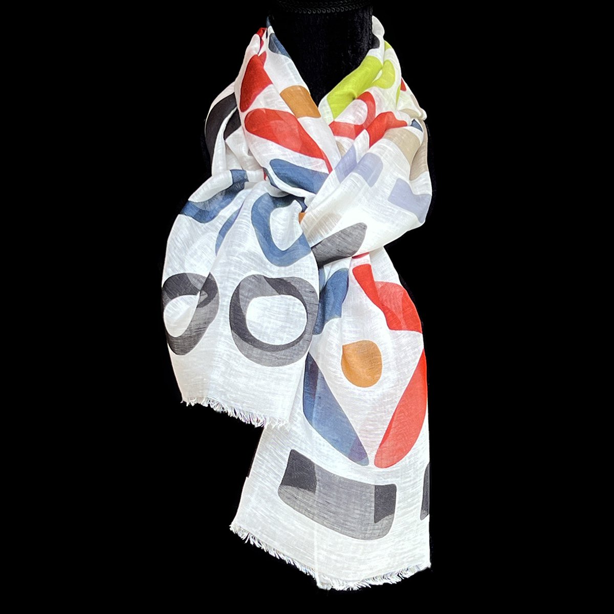 Zachtige, luchtige, witte zomersjaal met abstracte print