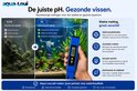 Hand test blauwe digitale pH-meter met display 6.86 in een aquarium met vissen en planten.