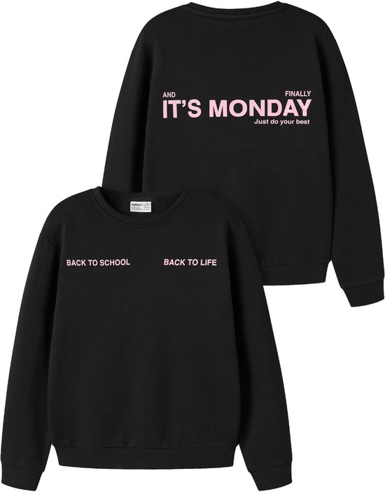 Zwarte sweater met op de voorkant 'BACK TO SCHOOL' en 'BACK TO LIFE', en op de achterkant 'AND FINALLY IT'S MONDAY'.