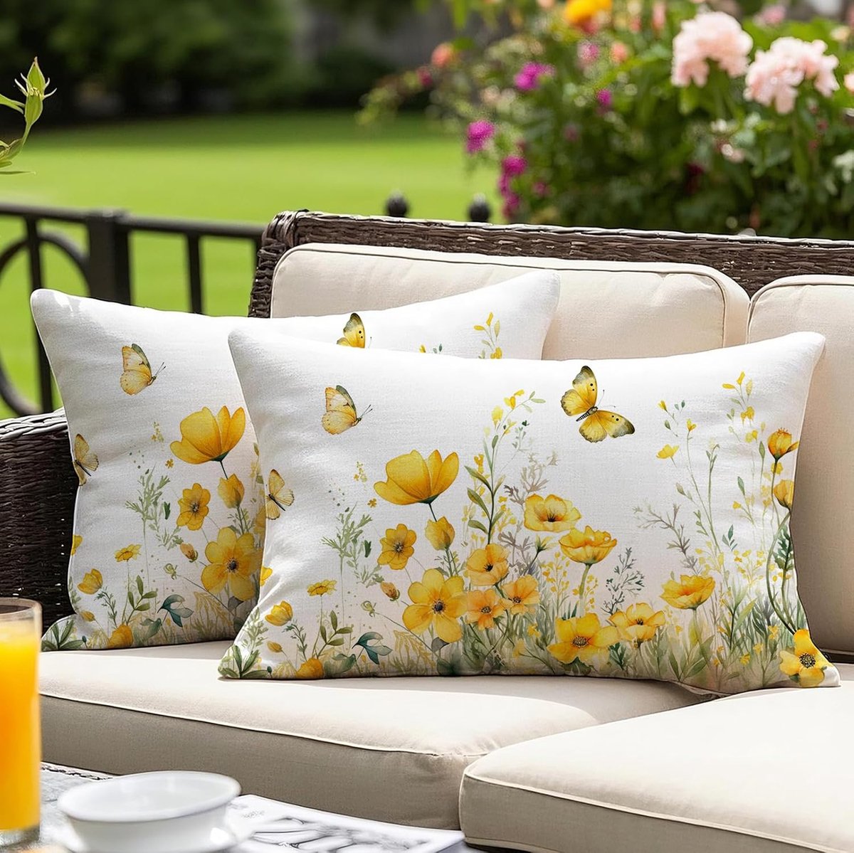 SnelShoppen - Set van 2 Waterdichte Tuinkussens 30 x 50 cm Geel met Bloemen en Vlinders, Perfect voor Tuin, Strand en Feestjes