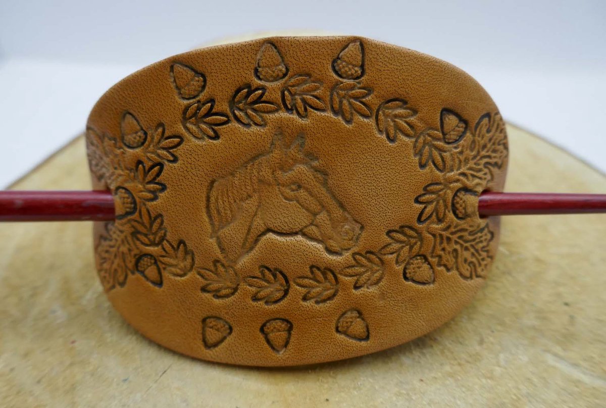 Leren beige haarspeld van paardenhoofd in bladjes rand en herfstbladeren, eikels + houten haarstok - lederen paarden haarspeld - paarden liefhebbers haarspeld - mooie paardenhoofd haarspeld voor lang of korte haar