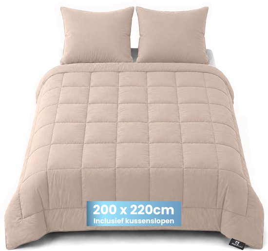 Een beige tweepersoons dekbed met ruitpatroon, met twee bijpassende kussens. Tekst: '200 x 220cm Inclusief kussenslopen'.