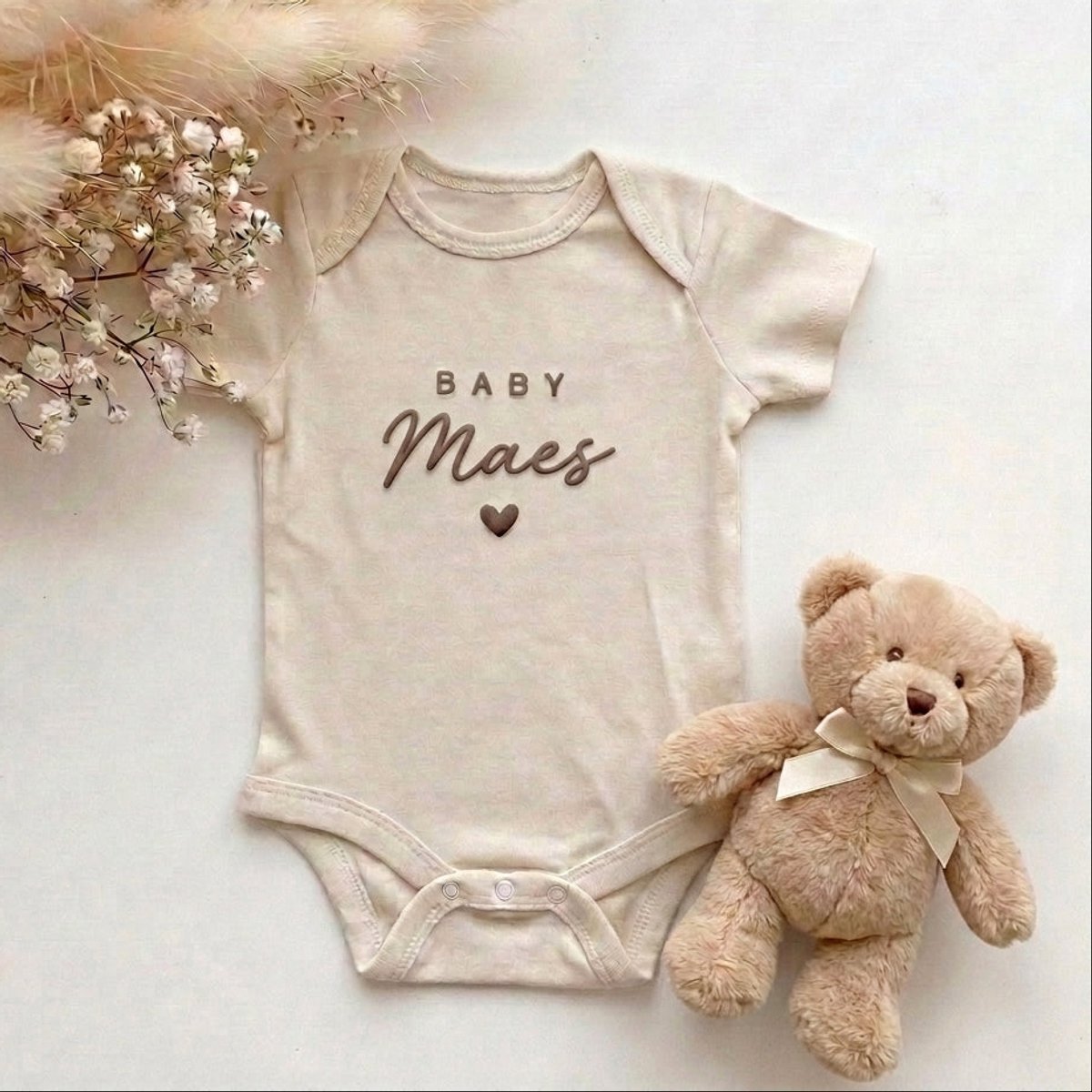 May Mays | Beige Romper met Naam | Gepersonaliseerde Babyromper | Baby Cadeau | Kraamcadeau | Rompertje met Naam | Babyshower Cadeau | Baby Naam Hartje