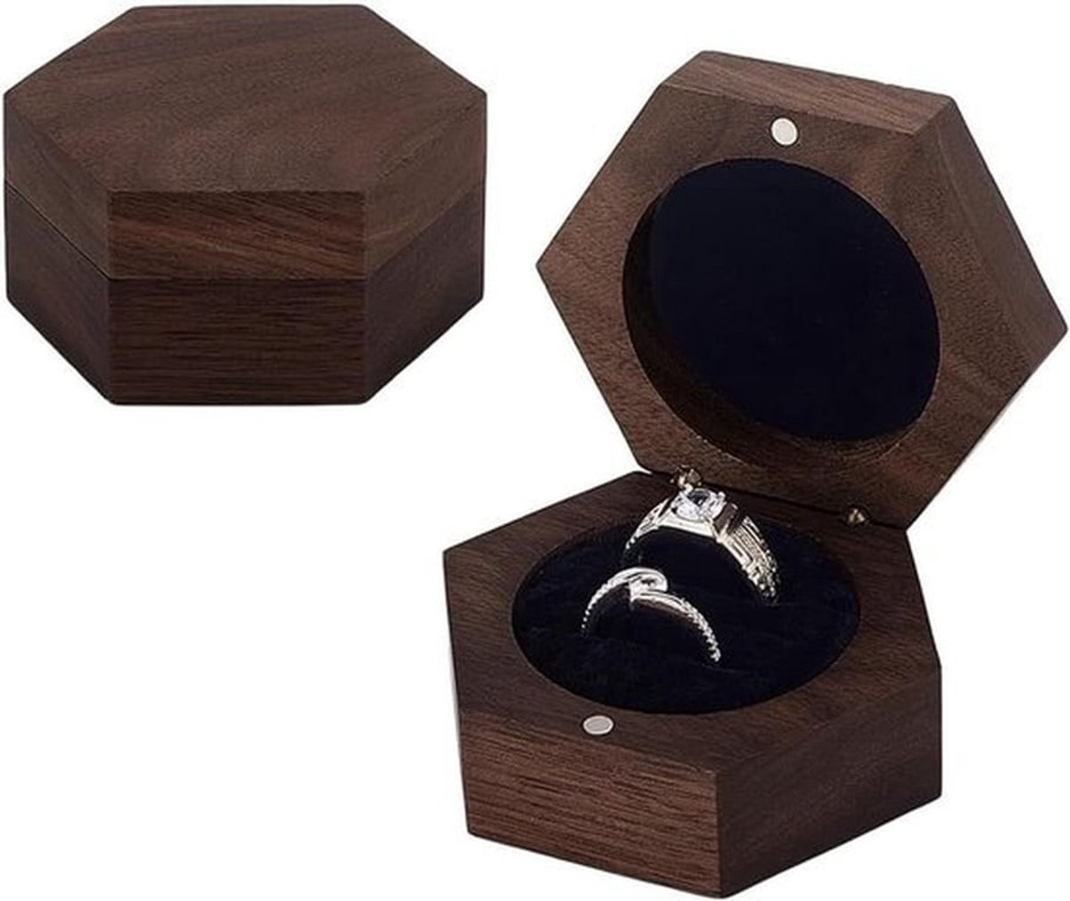 Houten ringdoosje - Trouwring opbergdoos - Sieradenhouder - Walnoot hout - Ringdragerdoos - Verlovingsring houder - Huwelijksaanzoek - Verjaardag - Zeshoekig design - 3 sleuven - 6,5 x 7,3 x 3,7 cm.