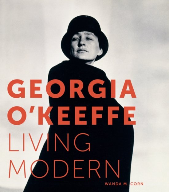 Georgia O'Keeffe Living Modern, Wanda M. Corn. Een zwart-witfoto van Georgia O'Keeffe met een zwarte hoed en jas.