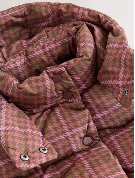 Detail van bruine jas met roze en groene ruit, met capuchon en knopen.