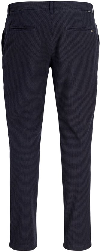Donkerblauwe slim fit chino met een fijne ruitprint. De achterkant heeft twee steekzakken.