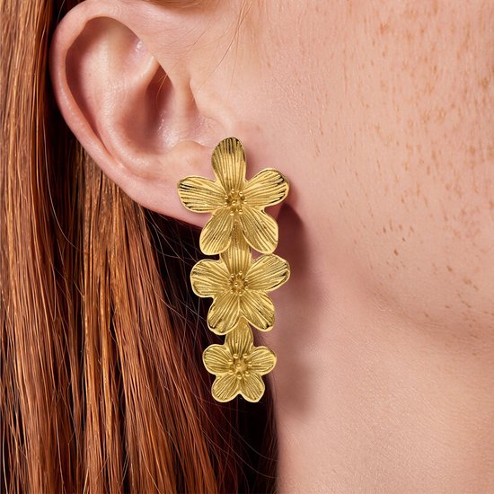 Gouden oorbellen met drie gestapelde bloemen. De bloemen hebben vijf blaadjes.