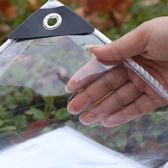 Hand toont hoekversterking met oog en touw van transparant PVC zeil.