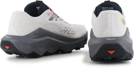 Achterkant van witte Salomon Ultra Glide 4 trailrunningschoenen met donkergrijze zolen.