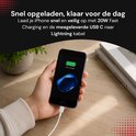 iPhone met groen 100% batterij-icoon wordt opgeladen met een witte kabel.