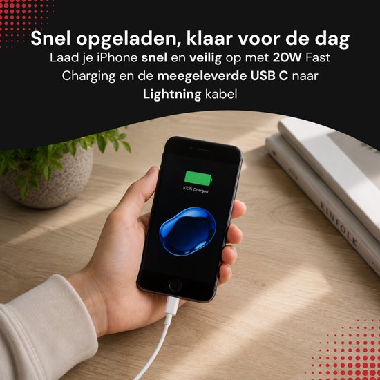 iPhone met groen 100% batterij-icoon wordt opgeladen met een witte kabel.