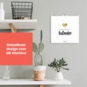 Minimalistische verjaardagskalender met gouden hartje, opgehangen aan een muur met planten.