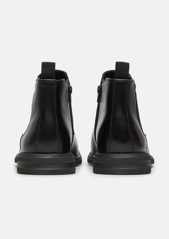 Achterkant van twee zwarte leren chelsea boots met rits en elastische zijkanten.