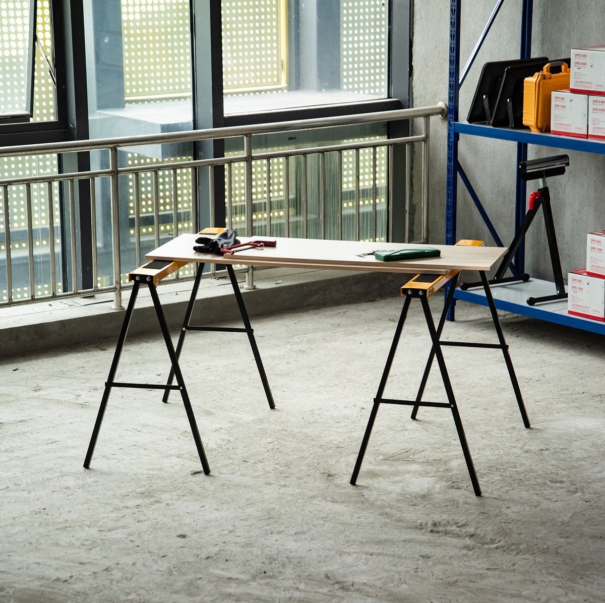 REDOM - Schragen - Opvouwbaar - Antislip werkblad - Met zijhandgrepen - Voor zaagwerk en ondersteuning - Staal - Oranje en zwart - 99,5 x 50 x 78 cm