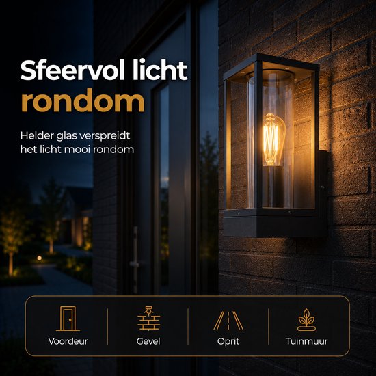 Zwarte wandlamp met helder glas dat sfeervol licht verspreidt, ideaal voor voordeur, gevel, oprit en tuinmuur.