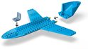 Blauw vliegtuiglichaam met vleugels, staart en grijze hulpstukken van LEGO.