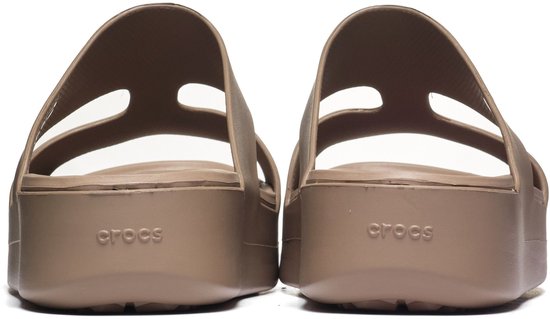 Achterkant van twee bruine Crocs slippers met brede banden en plateauzolen.