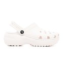 Zij-aanzicht van een witte Crocs platformschoen.