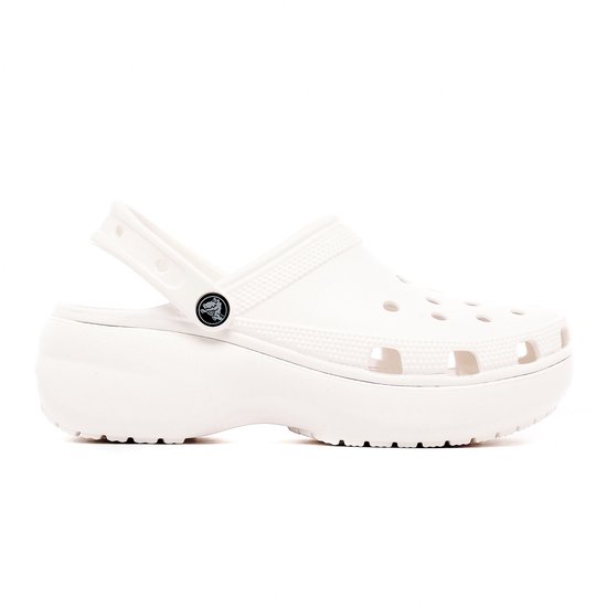 Zij-aanzicht van een witte Crocs platformschoen.