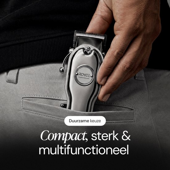 Een hand met een zilverkleurige Royce tondeuse met digitaal display, die in een broekzak wordt gestopt.