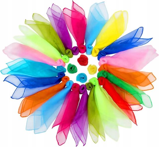 Een cirkelvormige rangschikking van 36 transparante chiffon sjaals in alle kleuren van de regenboog, inclusief de kleuren roze, rood, geel, groen, blauw, paars, oranje en lichtgroen.