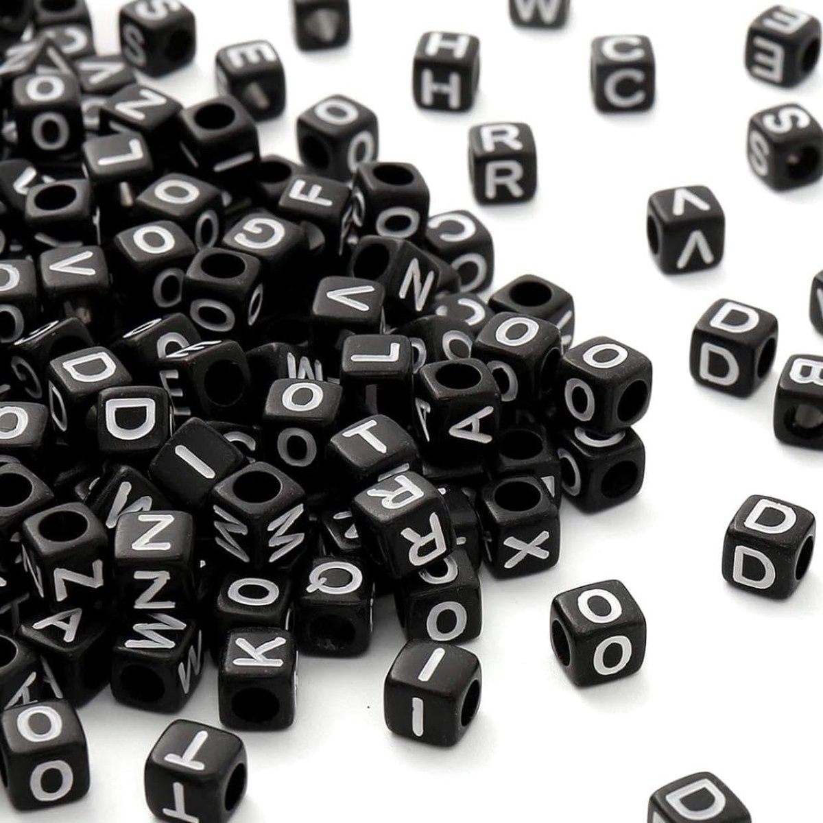 Kralen om te rijgen, ca. 1000 stuks, 6 x 6 mm, letterkralen, vierkant, knutselkralen, letters A-Z, kralen voor sieraden knutselen (wit-zwart)