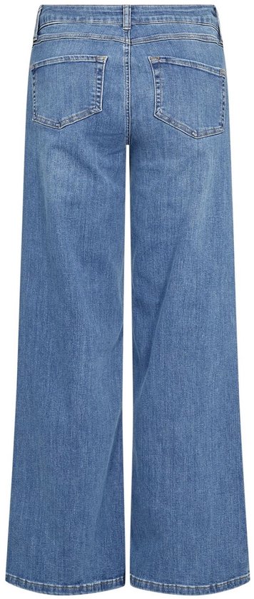 Achterkant van een lichtblauwe jeans met wijde pijpen en twee achterzakken.