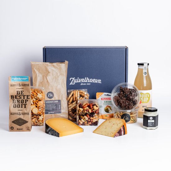 Een open blauwe doos met een kerstpakket: kaas, worstjes, noten, crackers, drank en chocolade.