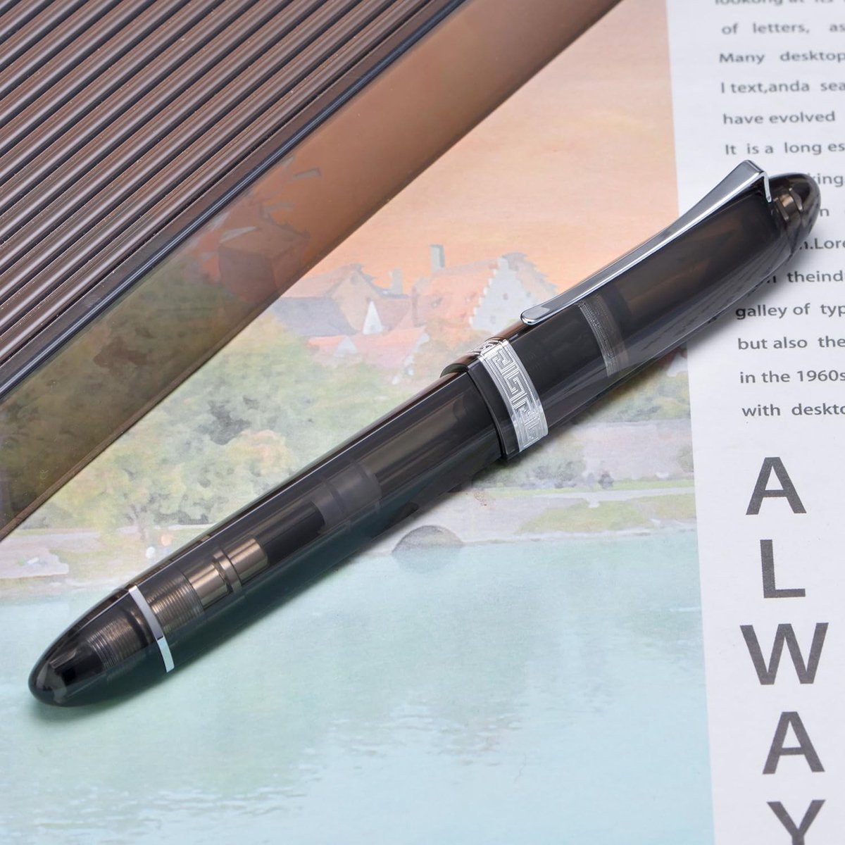 Elegante Driehoekige Piston Vulpen met Fijne Nib, Transparant Grijs Hars en Luxe Cadeauverpakking voor Schrijven