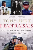 Boekhoes met portretten van John F. Kennedy, een man in pak en een jongen bij prikkeldraad, en twee militairen die naar elkaar kijken. Titel: 'Reappraisals' door Tony Judt.
