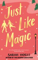 Couverture du livre 'Just Like Magic' de Sarah Hogle. Fond rouge avec des lettres dorées, silhouettes d'un couple, sapins et un lampadaire.
