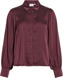Bordeauxrode satijnen blouse met lange pofmouwen, kraag en knoopsluiting.