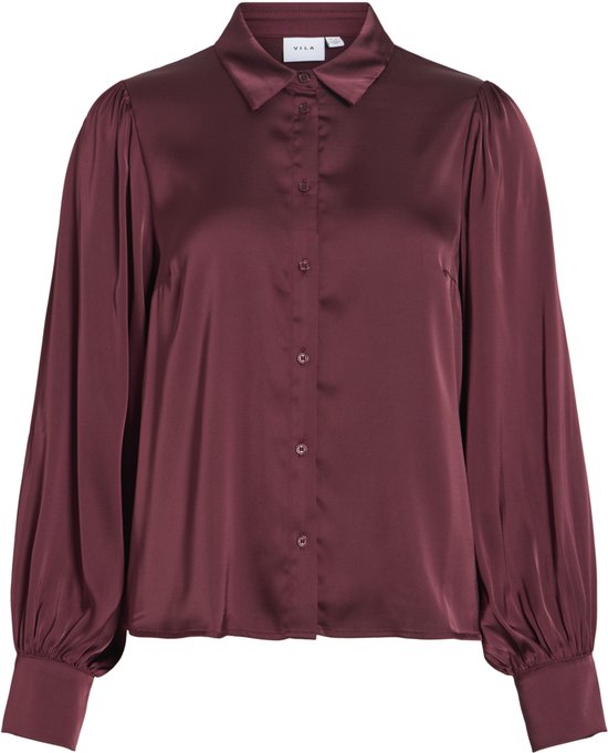 Bordeauxrode satijnen blouse met lange pofmouwen, kraag en knoopsluiting.