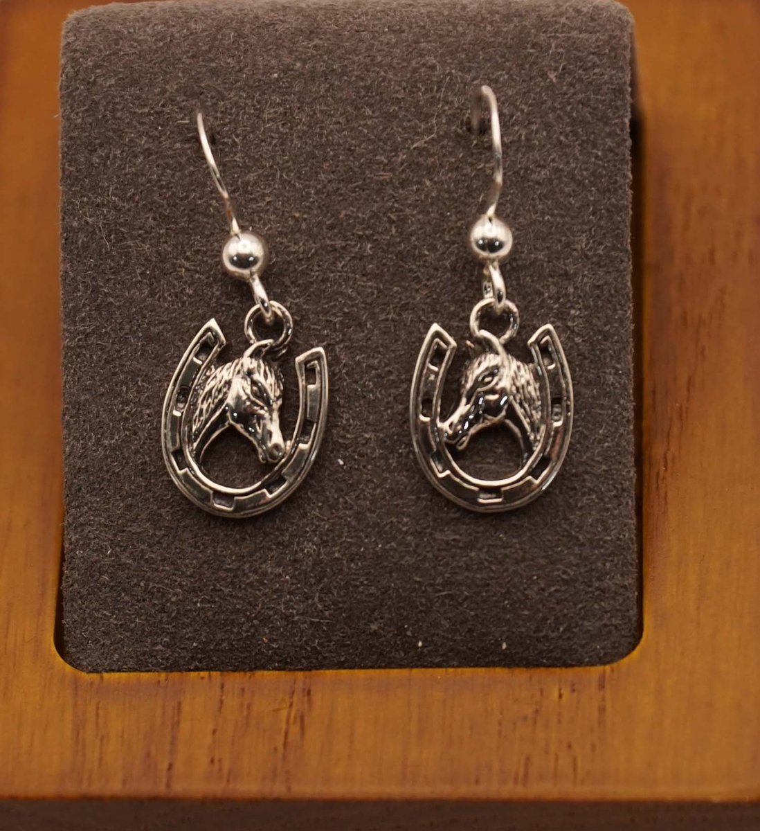 Sterling zilveren oorhangers paardenhoofd in hoefijzer - oorbellen voor paardenliefhebbers - paardjes oorbellen - paardenhoofd oorbellen gemaakt van 925 zilver - zilveren hoefijzer met paardenhoofd oorbellen - leuke dieren oorbellen