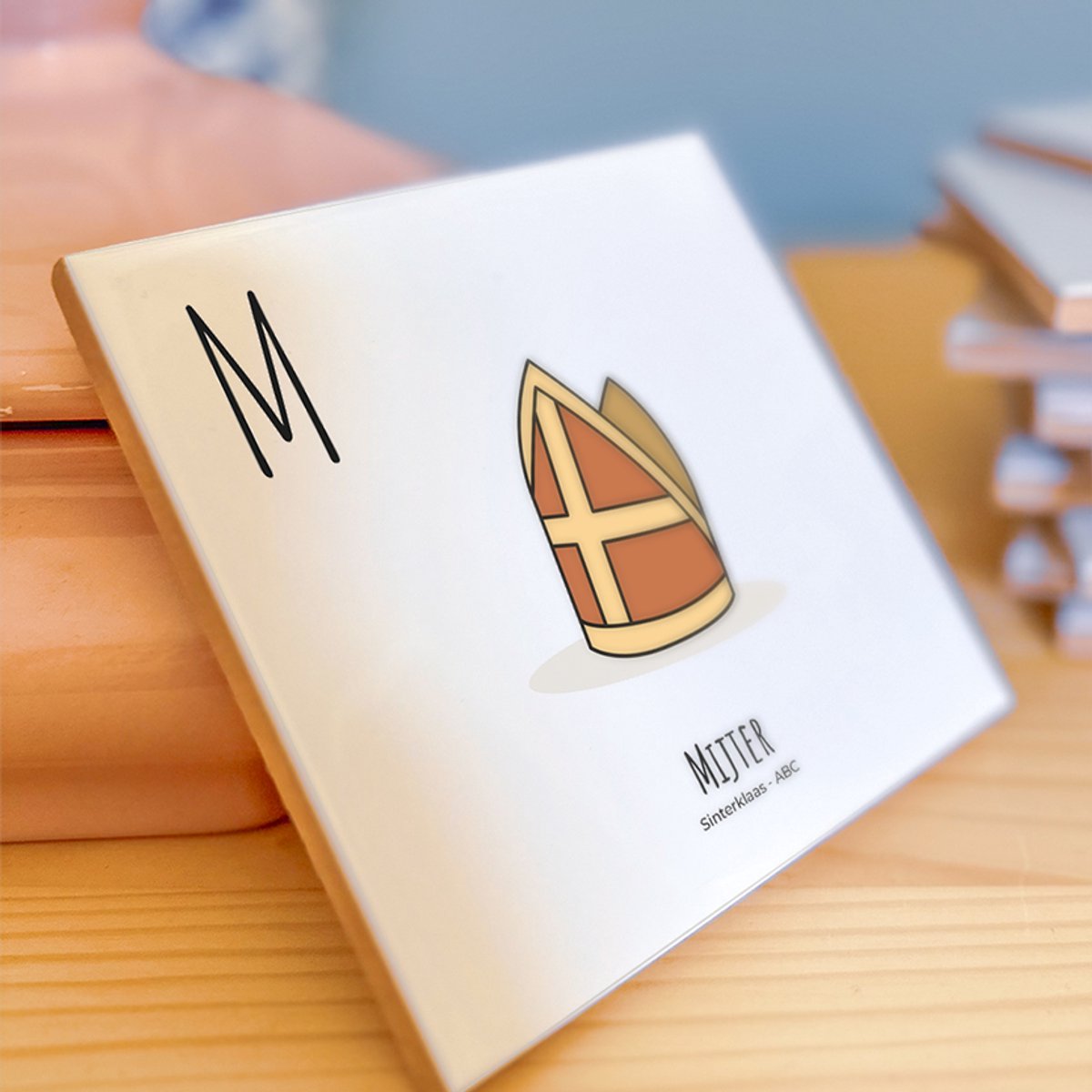 Mijter - ABC tegeltje Sinterklaas - Keramiek met Handgetekende Illustratie - Wanddecoratie - Woondecoratie - Relatiegeschenk - Souvenir - 10,8 x 10,8 cm