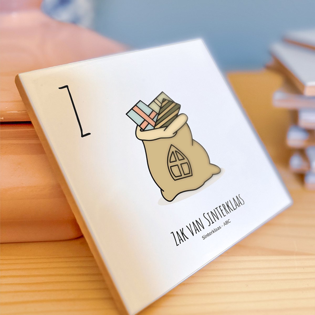 Zak van Sinterklaas - ABC tegeltje Sinterklaas - Keramiek met Handgetekende Illustratie - Wanddecoratie - Woondecoratie - Relatiegeschenk - Souvenir - 10,8 x 10,8 cm