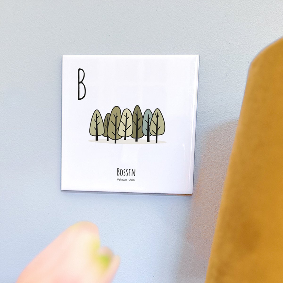 Bossen - ABC tegeltje Veluwe - Keramiek met Handgetekende Illustratie - Wanddecoratie - Woondecoratie - Relatiegeschenk - Souvenir - 10,8 x 10,8 cm