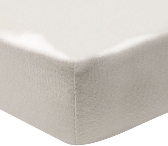 Detail van de hoek van een zandkleurig jersey hoeslaken.