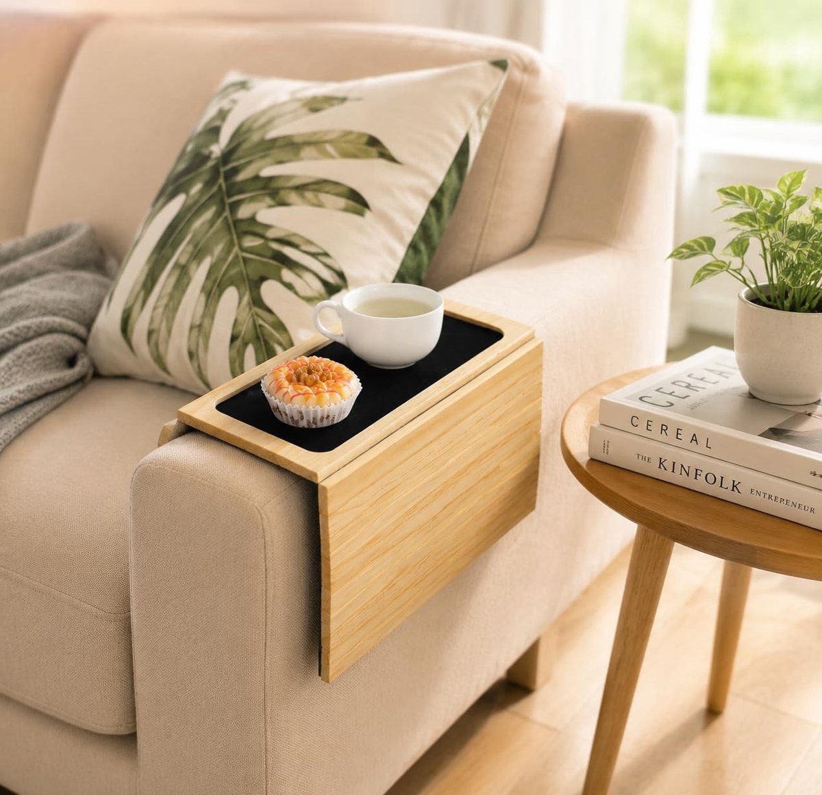 Omgoods - Flexibel Houten Bankdienblad met Antislip Bamboe Drinkhouder