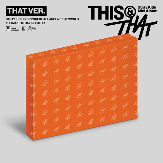 Couverture d'album orange avec logo répétitif et les textes 'THIS & THAT Stray Kids Mini Album THAT VER. STRAY KIDS EVERYWHERE ALL AROUND THE WORLD YOU MAKE STRAY KIDS STAY'.
