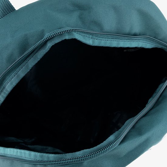 Groene rugzak met open rits, binnenzijde zichtbaar.