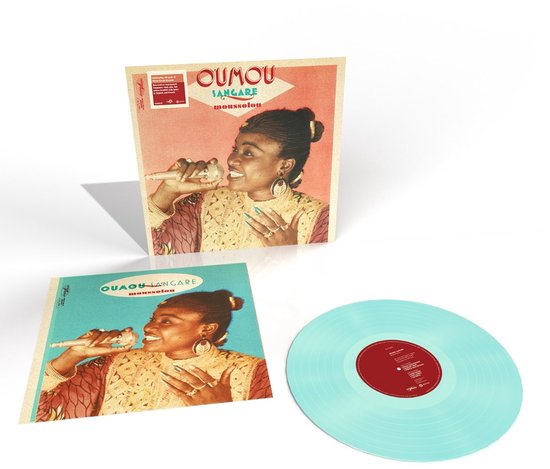 Oumou Sangare - Moussolou op lichtblauwe vinyl. De hoes toont Oumou met microfoon, gekleed in een gele en rode outfit.