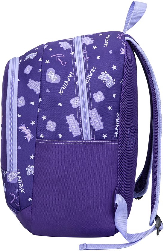 Paarse rugzak met een all-over print van hartjes, sterren en het HUNTR/X logo. De rugzak heeft een paarse voorkant en zijkant.