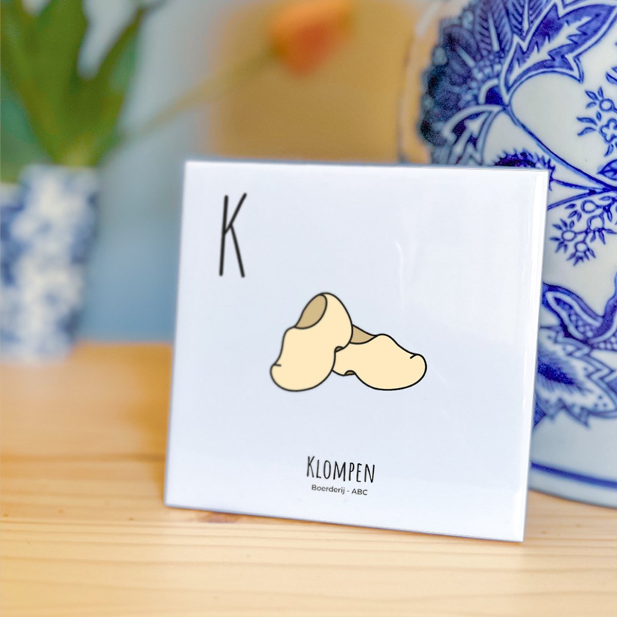 Klompen - ABC tegeltje Boerderij - Keramiek met Handgetekende Illustratie - Wanddecoratie - Woondecoratie - Relatiegeschenk - Souvenir - 10,8 x 10,8 cm