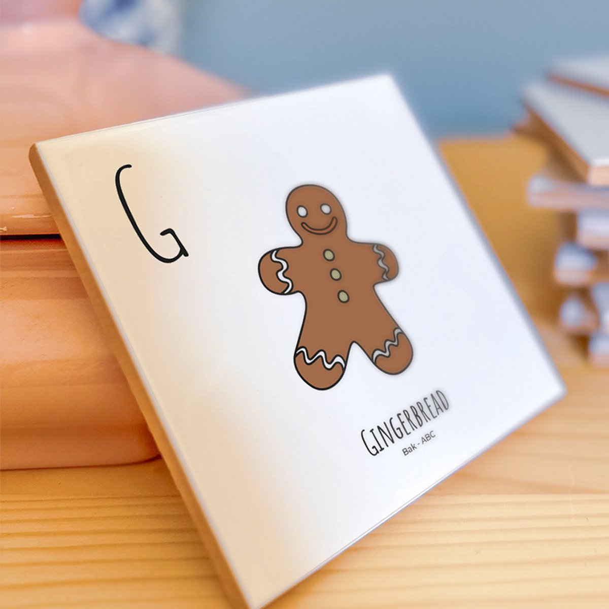 Gingerbread - ABC tegeltje Bakken - Keramiek met Handgetekende Illustratie - Wanddecoratie - Woondecoratie - Relatiegeschenk - Souvenir - 10,8 x 10,8 cm