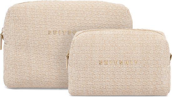 Set van twee off-white toilettassen met grove textuur en gouden ritssluitingen. Beide tassen hebben een SUITSUIT logo.
