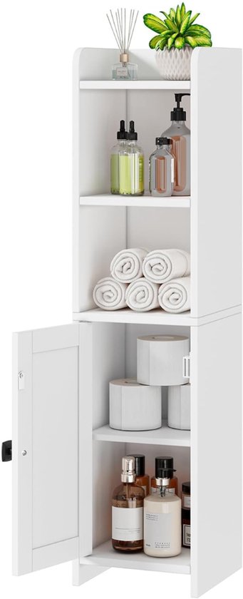 Een hoge, smalle witte badkamerkast met open schappen en een vak met deur, gevuld met toiletartikelen.