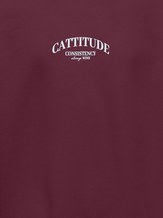 Wijnrood sweatshirt met 'CATTITUDE CONSISTENCY always WINS' opdruk in witte letters op de borst.